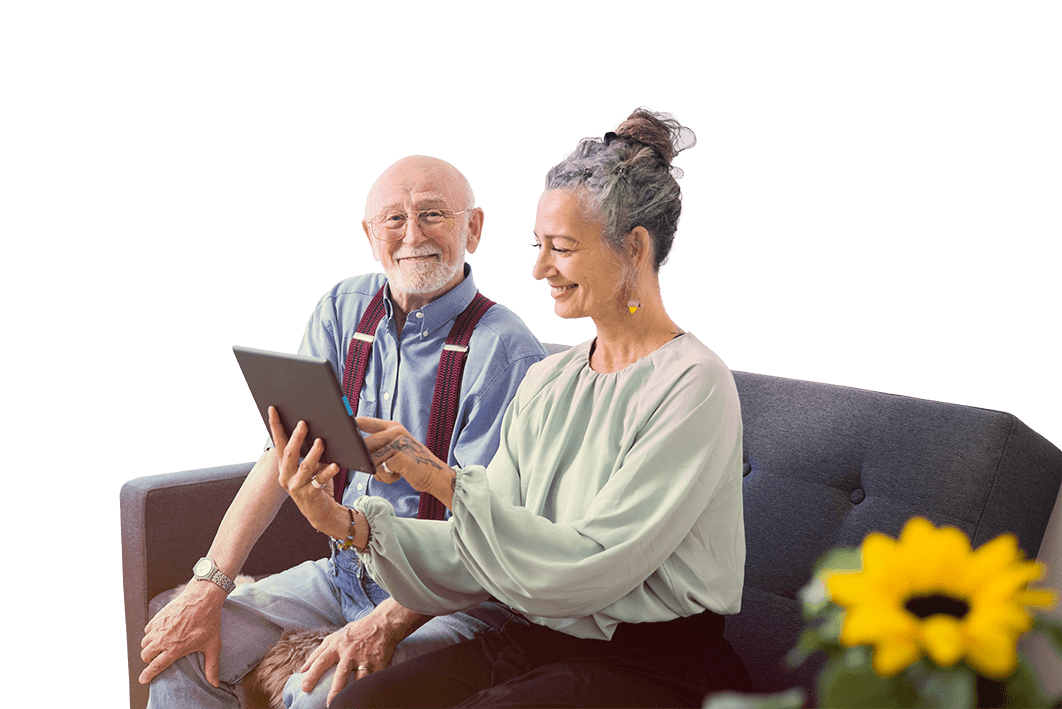 Frau mit Tablet hilft einem Herrn